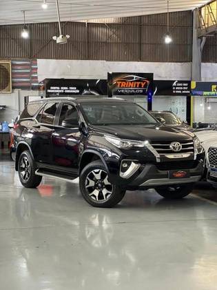 TOYOTA HILUX SW4 2.8 SRX DIAMOND 4X4 7 LUGARES 16V TURBO INTERCOOLER DIESEL 4P AUTOMÁTICO TOYOTA HILUX SW4 2.8 SRX DIAMOND 4X4 7 LUGARES 16V TURBO INTERCOOLER DIESEL 4P AUTOMÁTICO